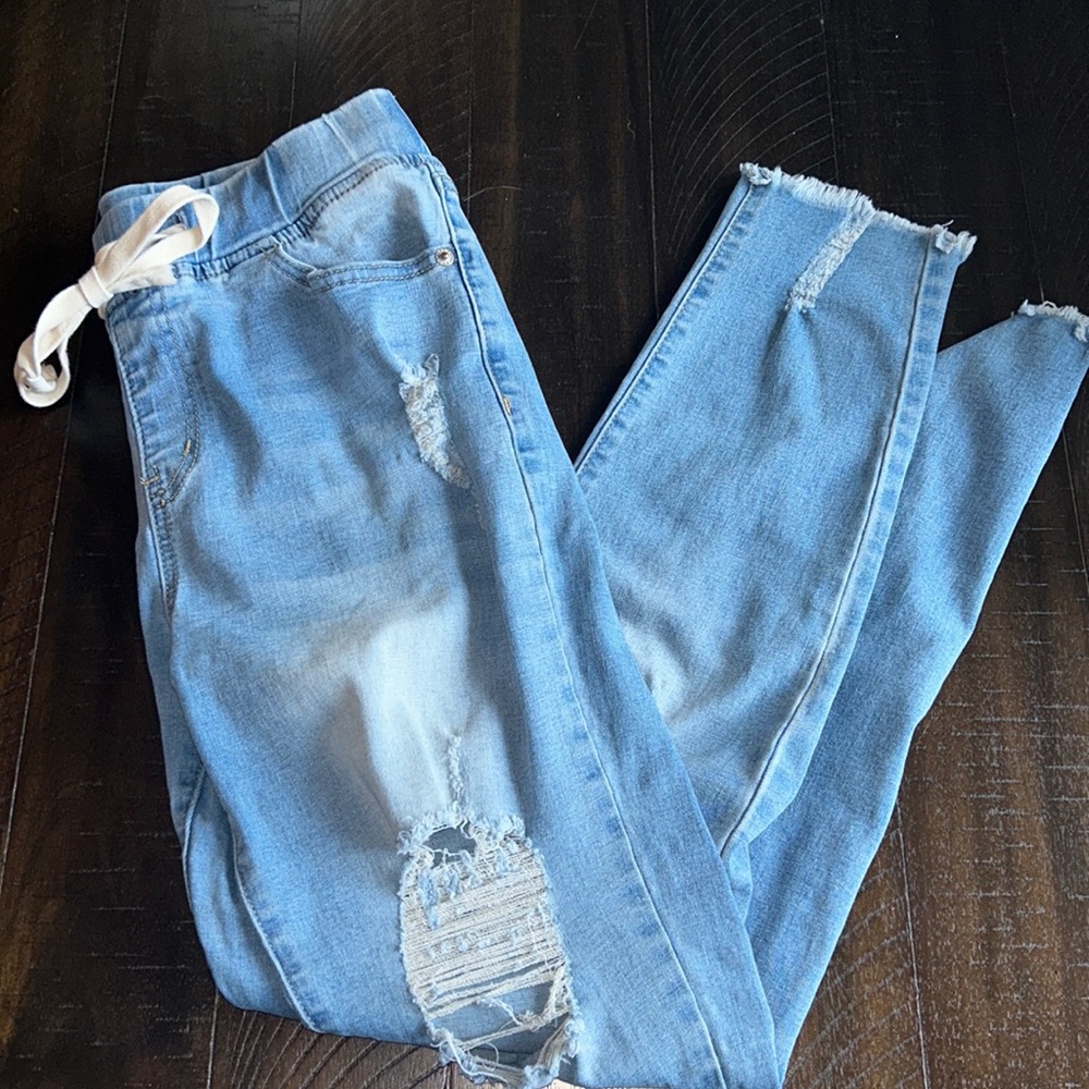 Ripped jeans with jaw string
